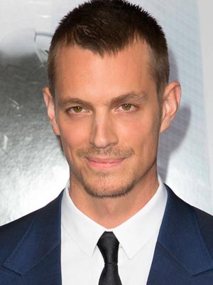 Юэль Киннаман в роли Роберта